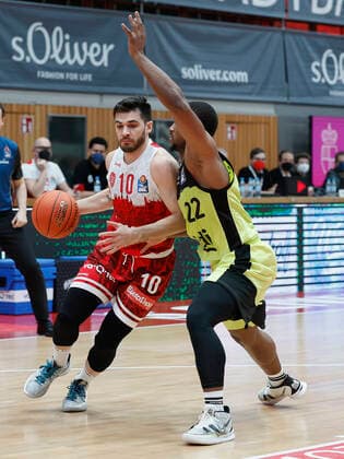 02.01.2022, Basketball, BBL, Hauptrunde, s.Oliver Wuerzburg - medi bayreuth, GER, Wuerzburg, tectake-Arena Bild: v. li. Luciano Parodi (s.Oliver Wuerzburg) und Cameron Wells (medi bayreuth) Copyright: HMBxMedia xHeikoxBecker