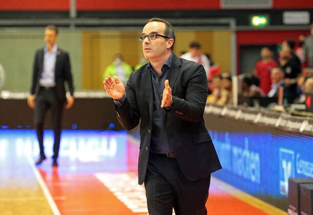 02.01.2022, xovx, Basketball 1. Bundesliga, easy Credit BBL, JobStairs Gießen 46ers - Fraport Skyliners Frankfurt Headcoach Diego Ocampo (Fraport Skyliners Frankfurt) Gießen Sporthalle Ost Hessen Deutschland (DE)