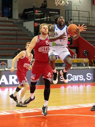 02.01.2022, xovx, Basketball 1. Bundesliga, easy Credit BBL, JobStairs Gießen 46ers - Fraport Skyliners Frankfurt v.l. John Bryant (Gießen 46ers), Will Cherry (Fraport Skyliners Frankfurt) Gießen Sporthalle Ost Hessen Deutschland (DE)