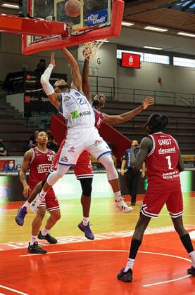 02.01.2022, xovx, Basketball 1. Bundesliga, easy Credit BBL, JobStairs Gießen 46ers - Fraport Skyliners Frankfurt v.l. Timeric Williams Jr. (Gießen 46ers), Rasheed Moore (Fraport Skyliners Frankfurt), Jalon Miller (Gießen 46ers), Nuni Omot (Gießen 46ers) Gießen Sporthalle Ost Hessen Deutschland (DE)