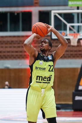 GER, Wuerzburg, tectake-Arena, 02.01.2022, emspor, emonline, despor, deonline, s.Oliver Wuerzburg vs. Medi Bayreuth, easyCredit BBL, 15. Spieltag Bild: Cameron Wells (medi Bayreuth) mit dem Dreier Copyright: HMBxMedia JulienxBecker