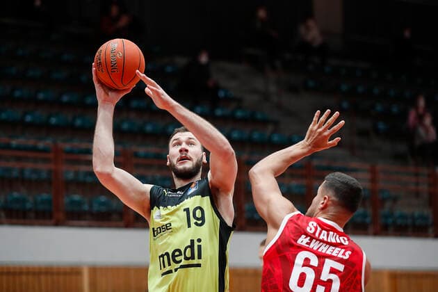 GER, Wuerzburg, tectake-Arena, 02.01.2022, emspor, emonline, despor, deonline, s.Oliver Wuerzburg vs. Medi Bayreuth, easyCredit BBL, 15. Spieltag Bild: v. l. Martynas Sajus (medi Bayreuth) gegen Filip Stanic (s.Oliver Wuerzburg) Copyright: HMBxMedia JulienxBecker