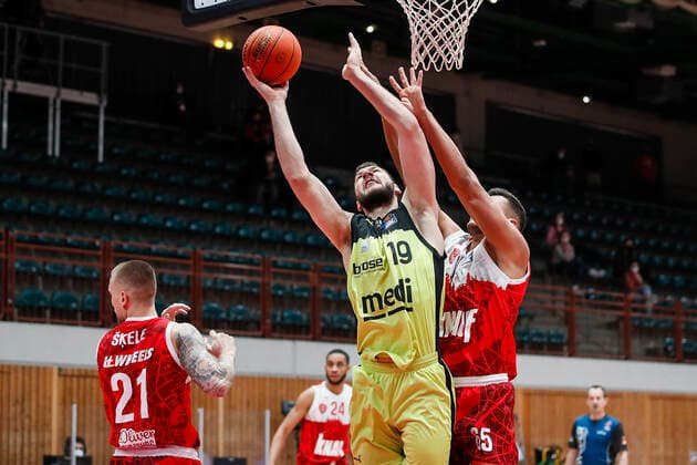 GER, Wuerzburg, tectake-Arena, 02.01.2022, emspor, emonline, despor, deonline, s.Oliver Wuerzburg vs. Medi Bayreuth, easyCredit BBL, 15. Spieltag Bild: v. l. Aigars Skele (s.Oliver Wuerzburg), Martynas Sajus (medi Bayreuth) und Filip Stanic (s.Oliver Wuerzburg) Copyright: HMBxMedia JulienxBecker