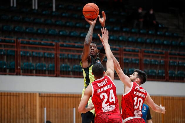 GER, Wuerzburg, tectake-Arena, 02.01.2022, emspor, emonline, despor, deonline, s.Oliver Wuerzburg vs. Medi Bayreuth, easyCredit BBL, 15. Spieltag Bild: v. l. Sacar Anim (medi Bayreuth), Cameron Hunt (s.Oliver Wuerzburg) und Luciano Parodi (s.Oliver Wuerzburg) Copyright: HMBxMedia JulienxBecker