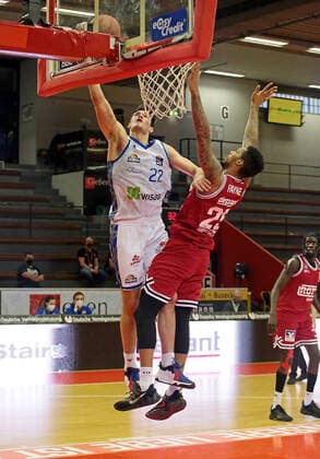 02.01.2022, xovx, Basketball 1. Bundesliga, easy Credit BBL, JobStairs Gießen 46ers - Fraport Skyliners Frankfurt v.l. Brooks DeBisschop (Fraport Skyliners Frankfurt), Phillip Fayne II (Gießen 46ers) Gießen Sporthalle Ost Hessen Deutschland (DE)