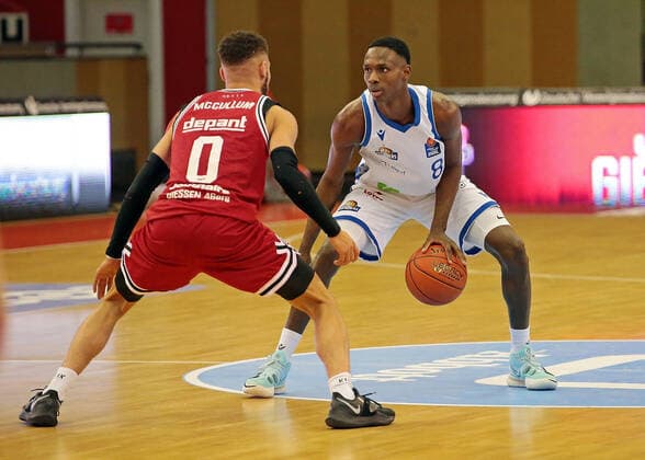 02.01.2022, xovx, Basketball 1. Bundesliga, easy Credit BBL, JobStairs Gießen 46ers - Fraport Skyliners Frankfurt v.l. Kendale McCullum (Gießen 46ers), Brancou Badio (Fraport Skyliners Frankfurt) Gießen Sporthalle Ost Hessen Deutschland (DE)