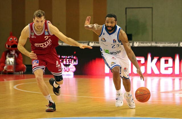 02.01.2022, xovx, Basketball 1. Bundesliga, easy Credit BBL, JobStairs Gießen 46ers - Fraport Skyliners Frankfurt v.l. Florian Koch (Gießen 46ers), Quantez Robertson (Fraport Skyliners Frankfurt) Gießen Sporthalle Ost Hessen Deutschland (DE)