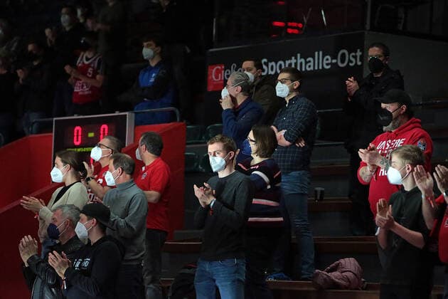 02.01.2022, xovx, Basketball 1. Bundesliga, easy Credit BBL, JobStairs Gießen 46ers - Fraport Skyliners Frankfurt Lediglich 150 Zuschauer in der Osthalle beim Hessenderby Aufgrund der Corona-Pandemie. Gießen Sporthalle Ost Hessen Deutschland (DE)
