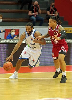 02.01.2022, xovx, Basketball 1. Bundesliga, easy Credit BBL, JobStairs Gießen 46ers - Fraport Skyliners Frankfurt v.l. Quantez Robertson (Fraport Skyliners Frankfurt), Timeric Williams Jr. (Gießen 46ers) Gießen Sporthalle Ost Hessen Deutschland (DE)