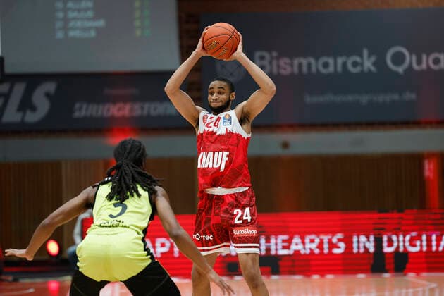02.01.2022, Basketball, BBL, Hauptrunde, s.Oliver Wuerzburg - medi bayreuth, GER, Wuerzburg, tectake-Arena Bild: v. li. Marcus Thornton (medi bayreuth) und Cameron Hunt (s.Oliver Wuerzburg) Copyright: HMBxMedia xHeikoxBecker