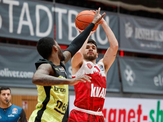 02.01.2022, Basketball, BBL, Hauptrunde, s.Oliver Wuerzburg - medi bayreuth, GER, Wuerzburg, tectake-Arena Bild: v. li. Sacar Anim (medi bayreuth) und Luciano Parodi (s.Oliver Wuerzburg) Copyright: HMBxMedia xHeikoxBecker