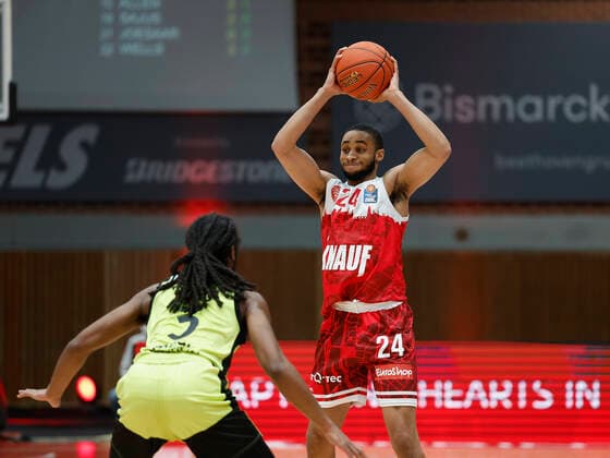 02.01.2022, Basketball, BBL, Hauptrunde, s.Oliver Wuerzburg - medi bayreuth, GER, Wuerzburg, tectake-Arena Bild: v. li. Marcus Thornton (medi bayreuth) und Cameron Hunt (s.Oliver Wuerzburg) Copyright: HMBxMedia xHeikoxBecker