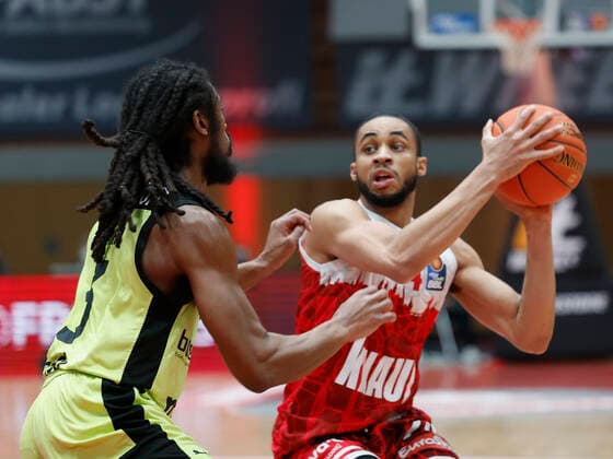 02.01.2022, Basketball, BBL, Hauptrunde, s.Oliver Wuerzburg - medi bayreuth, GER, Wuerzburg, tectake-Arena Bild: v. li. Marcus Thornton (medi bayreuth) und Cameron Hunt (s.Oliver Wuerzburg) Copyright: HMBxMedia xHeikoxBecker