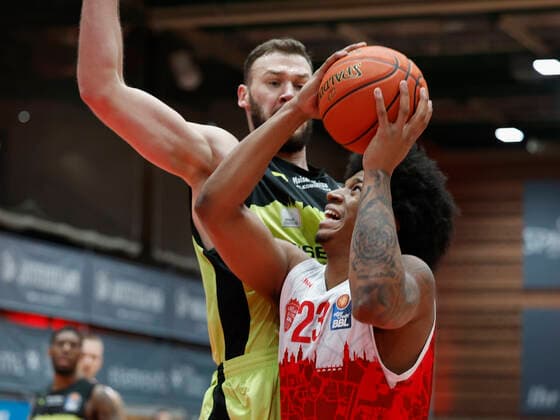 02.01.2022, Basketball, BBL, Hauptrunde, s.Oliver Wuerzburg - medi bayreuth, GER, Wuerzburg, tectake-Arena Bild: v. li. Martynas Sajus (medi bayreuth) und Desi Rodriguez (s.Oliver Wuerzburg) Copyright: HMBxMedia xHeikoxBecker