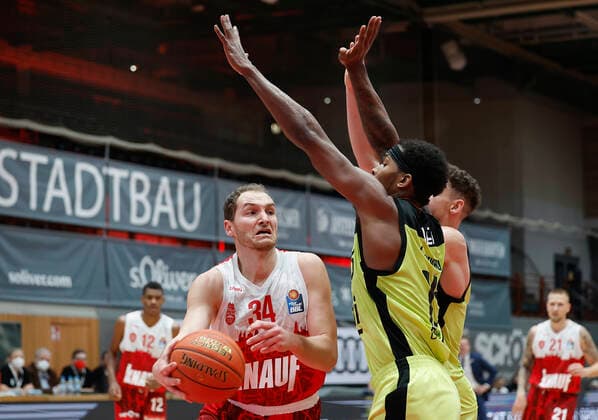 02.01.2022, Basketball, BBL, Hauptrunde, s.Oliver Wuerzburg - medi bayreuth, GER, Wuerzburg, tectake-Arena Bild: v. li. Felix Hoffmann (s.Oliver Wuerzburg), Terry Allen (medi bayreuth) und Kevin Wohlrath (medi bayreuth) Copyright: HMBxMedia xHeikoxBecker