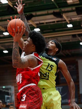 02.01.2022, Basketball, BBL, Hauptrunde, s.Oliver Wuerzburg - medi bayreuth, GER, Wuerzburg, tectake-Arena Bild: v. li. Desi Rodriguez (s.Oliver Wuerzburg) und Terry Allen (medi bayreuth) Copyright: HMBxMedia xHeikoxBecker