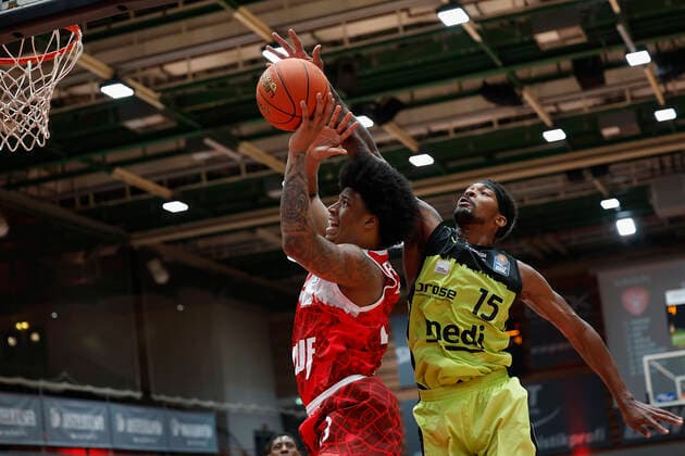 02.01.2022, Basketball, BBL, Hauptrunde, s.Oliver Wuerzburg - medi bayreuth, GER, Wuerzburg, tectake-Arena Bild: v. li. Desi Rodriguez (s.Oliver Wuerzburg) und Terry Allen (medi bayreuth) Copyright: HMBxMedia xHeikoxBecker