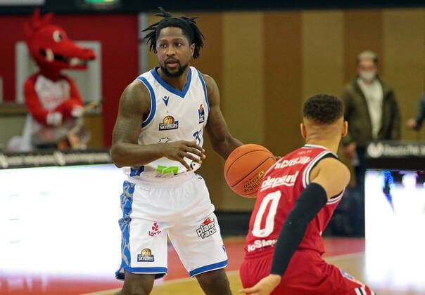 02.01.2022, xovx, Basketball 1. Bundesliga, easy Credit BBL, JobStairs Gießen 46ers - Fraport Skyliners Frankfurt v.l. Will Cherry (Fraport Skyliners Frankfurt), Kendale McCullum (Gießen 46ers) Gießen Sporthalle Ost Hessen Deutschland (DE)