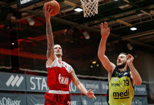 02.01.2022, Basketball, BBL, Hauptrunde, s.Oliver Wuerzburg - medi bayreuth, GER, Wuerzburg, tectake-Arena Bild: v. li. Aigars Skele (s.Oliver Wuerzburg) und Martynas Sajus (medi bayreuth) Copyright: HMBxMedia xHeikoxBecker