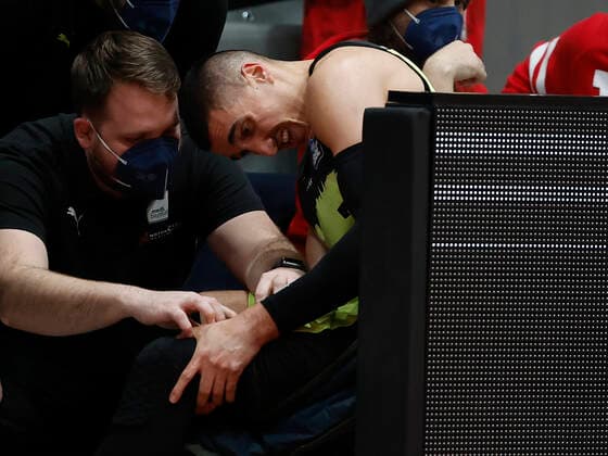 02.01.2022, Basketball, BBL, Hauptrunde, s.Oliver Wuerzburg - medi bayreuth, GER, Wuerzburg, tectake-Arena Bild: v. li. Philip Jalalpoor (medi bayreuth), verletzt am Knie Copyright: HMBxMedia xHeikoxBecker