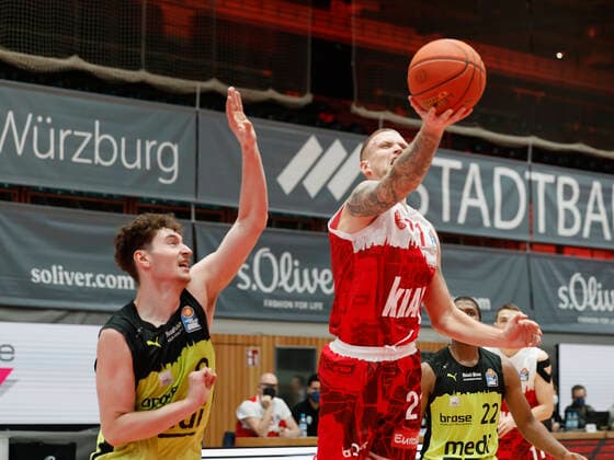 02.01.2022, Basketball, BBL, Hauptrunde, s.Oliver Wuerzburg - medi bayreuth, GER, Wuerzburg, tectake-Arena Bild: v. li. Kay Bruhnke (medi bayreuth) und Aigars Skele (s.Oliver Wuerzburg) Copyright: HMBxMedia xHeikoxBecker