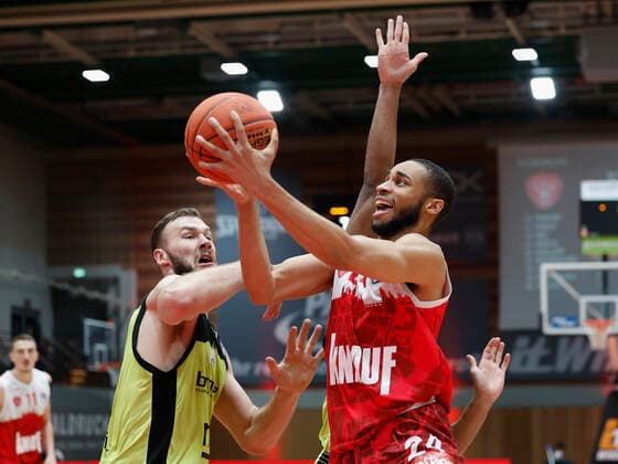 Sport Bilder des Tages 02.01.2022, Basketball, BBL, Hauptrunde, s.Oliver Wuerzburg - medi bayreuth, GER, Wuerzburg, tectake-Arena Bild: v. li. Martynas Sajus (medi bayreuth), Marcus Thornton (medi bayreuth) und Cameron Hunt (s.Oliver Wuerzburg) Copyright: HMBxMedia xHeikoxBecker