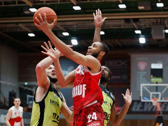 02.01.2022, Basketball, BBL, Hauptrunde, s.Oliver Wuerzburg - medi bayreuth, GER, Wuerzburg, tectake-Arena Bild: v. li. Martynas Sajus (medi bayreuth), Cameron Hunt (s.Oliver Wuerzburg) und Marcus Thornton (medi bayreuth) Copyright: HMBxMedia xHeikoxBecker