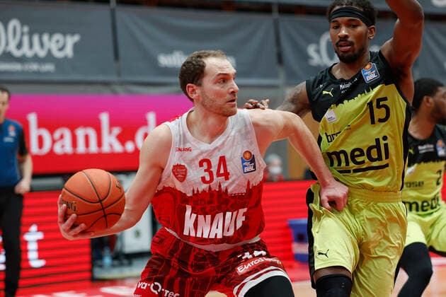 02.01.2022, Basketball, BBL, Hauptrunde, s.Oliver Wuerzburg - medi bayreuth, GER, Wuerzburg, tectake-Arena Bild: v. li. Felix Hoffmann (s.Oliver Wuerzburg) und Terry Allen (medi bayreuth) Copyright: HMBxMedia xHeikoxBecker