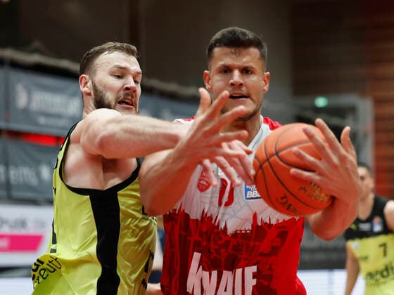 02.01.2022, Basketball, BBL, Hauptrunde, s.Oliver Wuerzburg - medi bayreuth, GER, Wuerzburg, tectake-Arena Bild: v. li. Martynas Sajus (medi bayreuth) und Filip Stanic (s.Oliver Wuerzburg) Copyright: HMBxMedia xHeikoxBecker