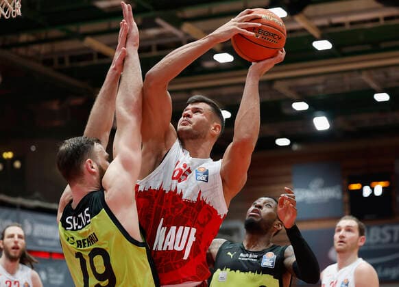 02.01.2022, Basketball, BBL, Hauptrunde, s.Oliver Wuerzburg - medi bayreuth, GER, Wuerzburg, tectake-Arena Bild: v. li. Martynas Sajus (medi bayreuth), Filip Stanic (s.Oliver Wuerzburg) und Sacar Anim (medi bayreuth) Copyright: HMBxMedia xHeikoxBecker