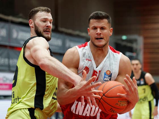 02.01.2022, Basketball, BBL, Hauptrunde, s.Oliver Wuerzburg - medi bayreuth, GER, Wuerzburg, tectake-Arena Bild: v. li. Martynas Sajus (medi bayreuth) und Filip Stanic (s.Oliver Wuerzburg) Copyright: HMBxMedia xHeikoxBecker