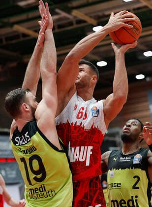 02.01.2022, Basketball, BBL, Hauptrunde, s.Oliver Wuerzburg - medi bayreuth, GER, Wuerzburg, tectake-Arena Bild: v. li. Martynas Sajus (medi bayreuth), Filip Stanic (s.Oliver Wuerzburg) und Sacar Anim (medi bayreuth) Copyright: HMBxMedia xHeikoxBecker