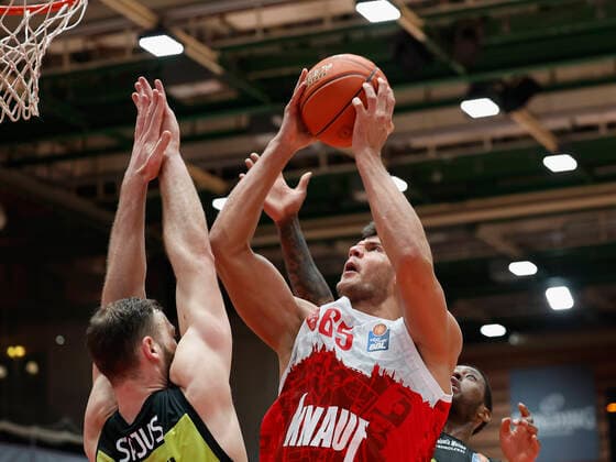 02.01.2022, Basketball, BBL, Hauptrunde, s.Oliver Wuerzburg - medi bayreuth, GER, Wuerzburg, tectake-Arena Bild: v. li. Martynas Sajus (medi bayreuth), Filip Stanic (s.Oliver Wuerzburg) und Sacar Anim (medi bayreuth) Copyright: HMBxMedia xHeikoxBecker