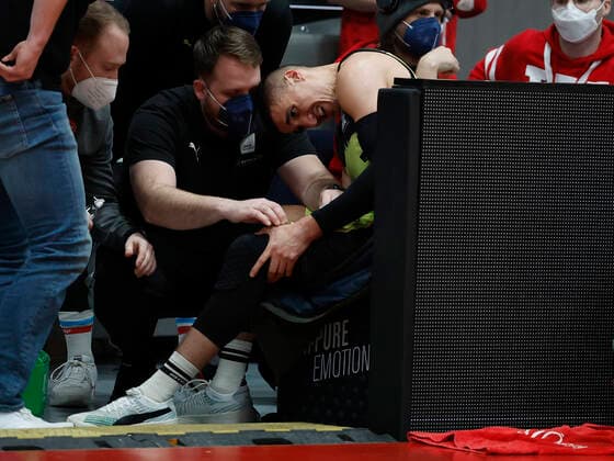 02.01.2022, Basketball, BBL, Hauptrunde, s.Oliver Wuerzburg - medi bayreuth, GER, Wuerzburg, tectake-Arena Bild: v. li. Philip Jalalpoor (medi bayreuth), verletzt am Knie Copyright: HMBxMedia xHeikoxBecker