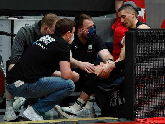 02.01.2022, Basketball, BBL, Hauptrunde, s.Oliver Wuerzburg - medi bayreuth, GER, Wuerzburg, tectake-Arena Bild: v. li. Philip Jalalpoor (medi bayreuth), verletzt am Knie Copyright: HMBxMedia xHeikoxBecker