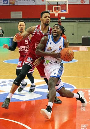 02.01.2022, xovx, Basketball 1. Bundesliga, easy Credit BBL, JobStairs Gießen 46ers - Fraport Skyliners Frankfurt v.l. Kyan Anderson (Gießen 46ers), Phillip Fayne II (Gießen 46ers), Will Cherry (Fraport Skyliners Frankfurt) Gießen Sporthalle Ost Hessen Deutschland (DE)