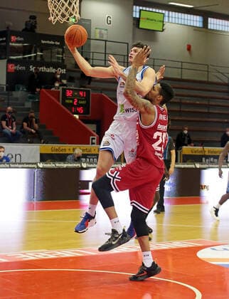 02.01.2022, xovx, Basketball 1. Bundesliga, easy Credit BBL, JobStairs Gießen 46ers - Fraport Skyliners Frankfurt v.l. Brooks DeBisschop (Fraport Skyliners Frankfurt), Phillip Fayne II (Gießen 46ers) Gießen Sporthalle Ost Hessen Deutschland (DE)