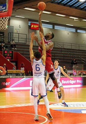 02.01.2022, xovx, Basketball 1. Bundesliga, easy Credit BBL, JobStairs Gießen 46ers - Fraport Skyliners Frankfurt v.l. Len Adam Schoormann (Fraport Skyliners Frankfurt), Jalon Miller (Gießen 46ers), Brooks DeBisschop (Fraport Skyliners Frankfurt) Gießen Sporthalle Ost Hessen Deutschland (DE)