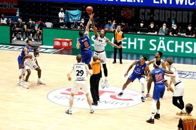 02.01.2022, easyCredit Basketball Bundesliga, BBL, Saison 2021 2022, Herren, Chemnitz Niners - Syntainics MBC Tippoff, Johannes Richter, Syntainics MBC, Darion Atkins, Niners Chemnitz Chemnitz Messe Chemnitz Sachsen Germany