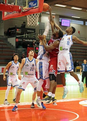 02.01.2022, xovx, Basketball 1. Bundesliga, easy Credit BBL, JobStairs Gießen 46ers - Fraport Skyliners Frankfurt v.l. Len Adam Schoormann (Fraport Skyliners Frankfurt), Brooks DeBisschop (Fraport Skyliners Frankfurt), Rasheed Moore (Fraport Skyliners Frankfurt), Jalon Miller (Gießen 46ers), Brancou Badio (Fraport Skyliners Frankfurt) Gießen Sporthalle Ost Hessen Deutschland (DE)