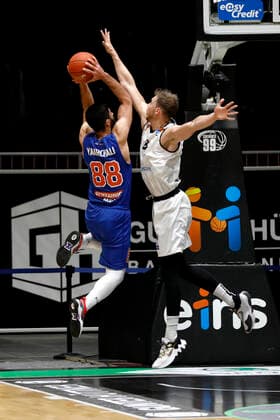 02.01.2022, easyCredit Basketball Bundesliga, BBL, Saison 2021 2022, Herren, Chemnitz Niners - Syntainics MBC Behnam Yakhchali, Syntainics MBC, Jan Niklas Wimberg, Niners Chemnitz Chemnitz Messe Chemnitz Sachsen Germany