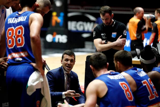 02.01.2022, easyCredit Basketball Bundesliga, BBL, Saison 2021 2022, Herren, Chemnitz Niners - Syntainics MBC Igor Jovovic (Head-Coach), Syntainics MBC im Gespräch mit den Spielern Chemnitz Messe Chemnitz Sachsen Germany