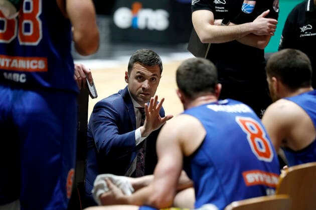 02.01.2022, easyCredit Basketball Bundesliga, BBL, Saison 2021 2022, Herren, Chemnitz Niners - Syntainics MBC Igor Jovovic (Head-Coach), Syntainics MBC im Gespräch mit den Spielern Chemnitz Messe Chemnitz Sachsen Germany
