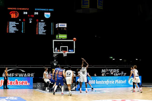 02.01.2022, easyCredit Basketball Bundesliga, BBL, Saison 2021 2022, Herren, Chemnitz Niners - Syntainics MBC Frantz Massenat, Niners Chemnitz beim Freiwurf Chemnitz Messe Chemnitz Sachsen Germany
