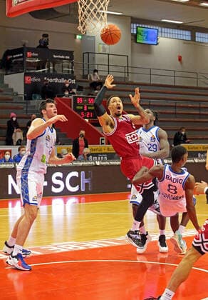 02.01.2022, xovx, Basketball 1. Bundesliga, easy Credit BBL, JobStairs Gießen 46ers - Fraport Skyliners Frankfurt v.l. Brooks DeBisschop (Fraport Skyliners Frankfurt), Kyan Anderson (Gießen 46ers), Will Cherry (Fraport Skyliners Frankfurt), Brancou Badio (Fraport Skyliners Frankfurt) Gießen Sporthalle Ost Hessen Deutschland (DE)