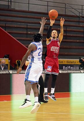 02.01.2022, xovx, Basketball 1. Bundesliga, easy Credit BBL, JobStairs Gießen 46ers - Fraport Skyliners Frankfurt v.l. Will Cherry (Fraport Skyliners Frankfurt), Kyan Anderson (Gießen 46ers) Gießen Sporthalle Ost Hessen Deutschland (DE)