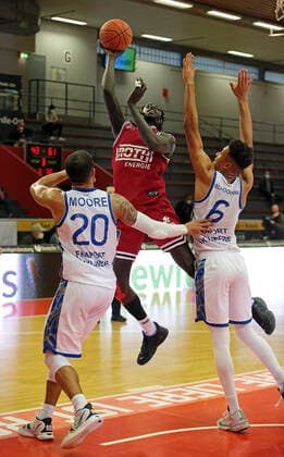 02.01.2022, xovx, Basketball 1. Bundesliga, easy Credit BBL, JobStairs Gießen 46ers - Fraport Skyliners Frankfurt v.l. Rasheed Moore (Fraport Skyliners Frankfurt), Nuni Omot (Gießen 46ers), Len Adam Schoormann (Fraport Skyliners Frankfurt) Gießen Sporthalle Ost Hessen Deutschland (DE)
