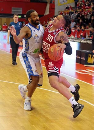 02.01.2022, xovx, Basketball 1. Bundesliga, easy Credit BBL, JobStairs Gießen 46ers - Fraport Skyliners Frankfurt v.l. Quantez Robertson (Fraport Skyliners Frankfurt), Timeric Williams Jr. (Gießen 46ers) Gießen Sporthalle Ost Hessen Deutschland (DE)