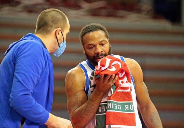 02.01.2022, xovx, Basketball 1. Bundesliga, easy Credit BBL, JobStairs Gießen 46ers - Fraport Skyliners Frankfurt Quantez Robertson (Fraport Skyliners Frankfurt) verletzt Gießen Sporthalle Ost Hessen Deutschland (DE)