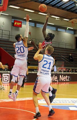 02.01.2022, xovx, Basketball 1. Bundesliga, easy Credit BBL, JobStairs Gießen 46ers - Fraport Skyliners Frankfurt v.l. Rasheed Moore (Fraport Skyliners Frankfurt), Nuni Omot (Gießen 46ers), Lorenz Brenneke (Fraport Skyliners Frankfurt) Gießen Sporthalle Ost Hessen Deutschland (DE)